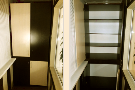 Шкаф на балкон с контрастными дверками шахматного порядка. Изготовлен из ДСП цвета дуб молочный и дуб венге